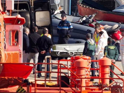 La embarcación de Salvamento Marítimo llega este lunes al puerto de Tarifa (Cádiz) con el cadáver del patrón del 'Rúa Mar'.