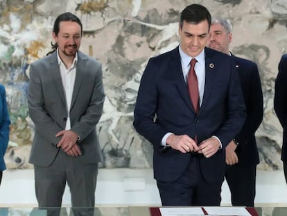 El presidente del Gobierno, Pedro Sánchez, durante la firma con patronal y sindicatos del acuerdo para subir el salario mínimo interprofesional (SMI), este jueves. En vídeo, entrevista a Yolanda Díaz, ministra de Trabajo y Economía Social.