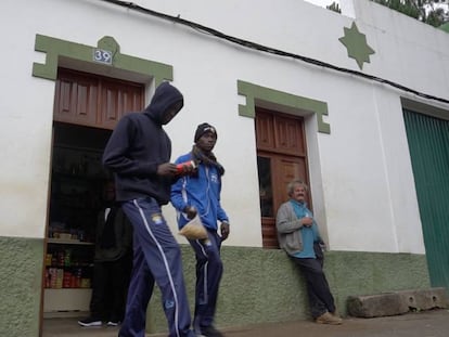 Dos jóvenes compran en un bar de Las Palmas. En vídeo, el viaje del bebé que nació y murió en una patera.