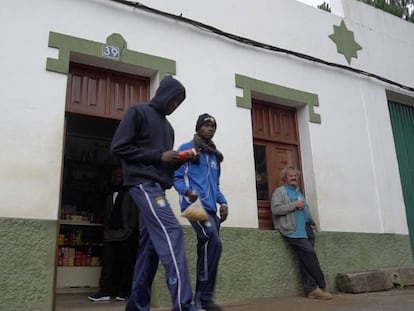 Dos jóvenes compran en un bar de Las Palmas. En vídeo, el viaje del bebé que nació y murió en una patera.