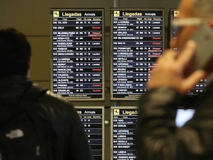 Panel con información de los retrasos en el aeropuerto de Barajas este mediodía. Foto: JAIME VILLANUEVA Vídeo: ATLAS