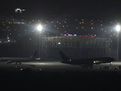 Al avión de Air Canada que ha sobrevolado Madrid durante casi cinco horas, este lunes tras aterrizar en Barajas. En vídeo, el trayecto que ha realizado el avión hasta su aterrizaje.