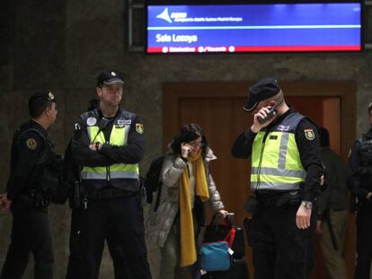 Una pasajera del vuelo Air Canadá abandona la Sala Lozoya, localizada en la Terminal 1 del Aeropuerto Madrid-Barajas.