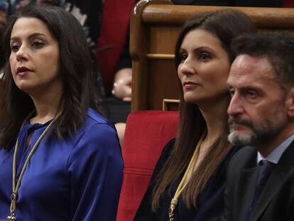 La portavoz de Cs, Inés Arrimadas (a la izquierda), y la líder de Cs en Cataluña, Lorena Roldán, este lunes. En vídeo, declaraciones de Arrimadas.