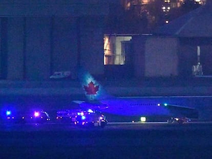 El avión de Air Canadá, tras el aterrizaje forzoso en el aeropuerto de Barajas. En vídeo, el avión averiado toma tierra con éxito.