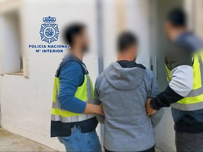 Dos policías detienen a uno de los acusados de conspirar para matar a un hombre. En el vídeo, intervención de la Policía Nacional.