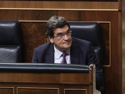 El ministro José Luis Escrivá, durante el pleno en el Congreso. En vídeo, insólita tregua en la Cámara baja a cuenta de la subida de las pensiones y salarios.