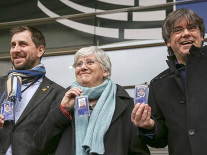 Toni Comín, Clara Ponsatí y Carles Puigdemont en el Parlamento Europeo, este miércoles. En vídeo, las declaraciones de la exconsejera y el expresident de la Generalitat.