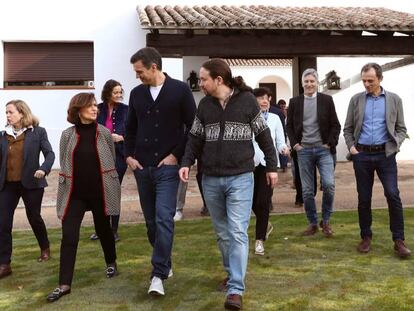 La vicepresidenta de Transición Ecológica, Teresa Ribera, la vicepresidenta para Asuntos Económicos, Nadia Calviño; la vicepresidenta primera y ministra de la Presidencia, Carmen Calvo; el presidente del Gobierno, Pedro Sánchez; y el vicepresidente de Derechos Sociales y Agenda 2020, Pablo Iglesias, de izquierda a derecha, en la finca toledana de Quintos de Mora.