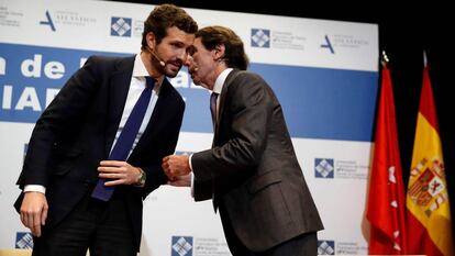 Aznar y Casado, el pasado enero en un acto en Vitoria. En vídeo, declaraciones del expresidente sobre el Gobierno durante el acto.