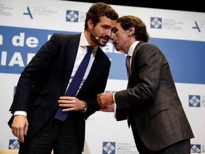 Aznar y Casado, el pasado enero en un acto en Vitoria. En vídeo, declaraciones del expresidente sobre el Gobierno durante el acto.