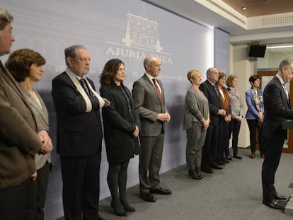 Iñigo Urkullu, ayer durante su comparecencia, acompañado por los consejeros del Gobierno vasco. En vídeo, los comicios de Euskadi y Galicia se adelantan al 5 de abril.