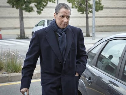 Eduardo Zaplana, en feberero, al llegar a los juzgados de Valencia. En vídeo, un testaferro y las agendas ponen contra las cuerdas a Zaplana.