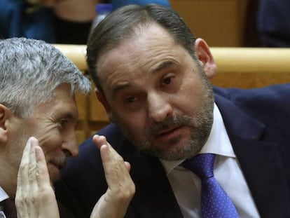 El ministro de Transportes, José Luis Ábalos (derecha), junto al ministro del Interior, Fernando Grande-Marlaska (izquierda), este martes durante la sesión de control al Gobierno en el Senado. En vídeo, Sánchez respalda a Ábalos y califica a Guaidó como líder de la oposición.