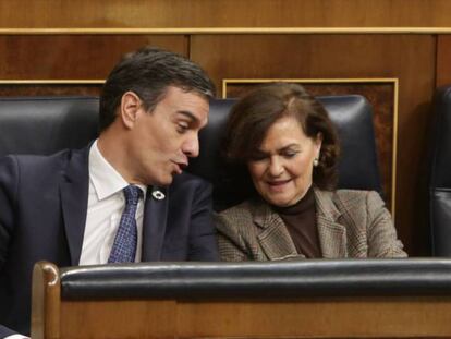 El presidente del Gobierno, Pedro Sánchez, y la vicepresidenta, Carmen Calvo, durante la sesión Plenaria en el Congreso de los Diputados de este martes. En vídeo, Sánchez y Ábalos se refieren a Guaidó con diferentes cargos.