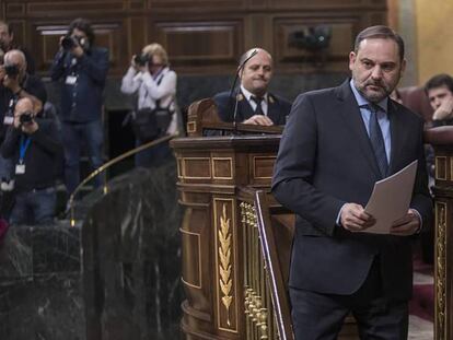 El ministro José Luis Ábalos, tras intervenir este miércoles en el Congreso. En vídeo, Sánchez respalda a Ábalos y califica a Guaidó como líder de la oposición.