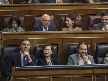 Pedro Sánchez, Carmen Calvo, Pablo Iglesias y Nadia Calviño, este miércoles en el Congreso de los Diputados. En vídeo, el presidente del Gobierno se refiere a Guaidó como "líder de la oposición".