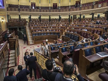 Sesión de este miércoles en el Congreso, con los sillones azules de la bancada de los ministros vacíos. En vídeo, Pablo Iglesias defiende que sus ministros mantengan su escaño.