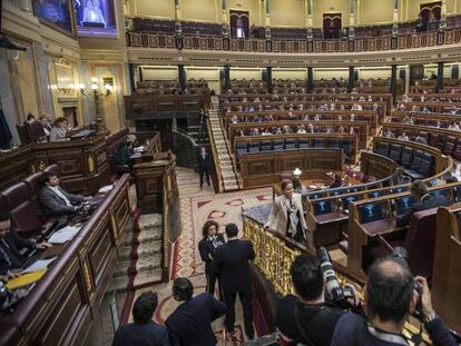 Sesión de este miércoles en el Congreso, con los sillones azules de la bancada de los ministros vacíos. En vídeo, Pablo Iglesias defiende que sus ministros mantengan su escaño.