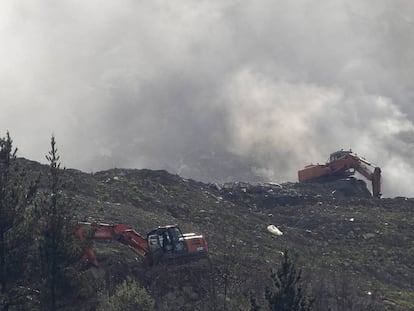 Dos máquinas actúan sobre el derrumbamiento de Zaldibar este jueves. En vídeo, el Gobierno vasco asegura que los altos niveles de contaminación no tendrán consecuencias para la salud.