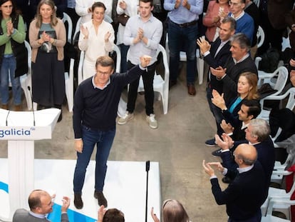 El candidato del PP gallego, Alberto Núñez Feijóo, durante un acto del partido. En vídeo, Feijóo se reivindica independiente.