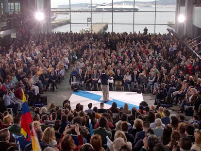 El presidente de la Xunta de Galicia, Alberto Núñez Feijóo, durante un acto preelectoral en Vigo. En vídeo, Feijóo se reivindica independiente y ERC pide unidad del independentismo en Cataluña.