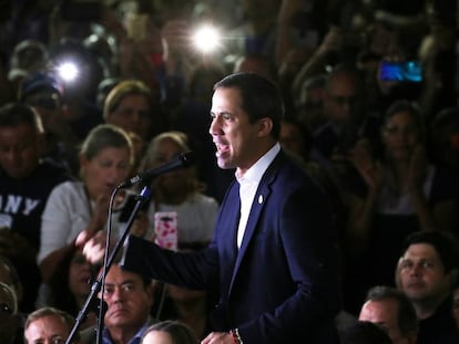 Juan Guaidó, en un acto esta semana en Caracas. En vídeo, la ministra de Exteriores, Arancha González Laya, lo describe como líder de la oposición y también como presidente encargado.