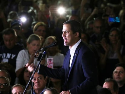 Juan Guaidó, en un acto esta semana en Caracas. En vídeo, la ministra de Exteriores, Arancha González Laya, lo describe como líder de la oposición y también como presidente encargado.