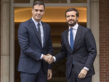 El presidente del Gobierno en funciones, Pedro Sánchez, recibe al líder del PP, Pablo Casado, este lunes. En vídeo, Sánchez recibe a Casado este lunes.