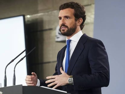 El líder del PP, Pablo Casado, este lunes en La Moncloa tras su reunión con el presidente del Gobierno, Pedro Sánchez. En vídeo, ofensiva judicial de la oposición por el "Delcygate".