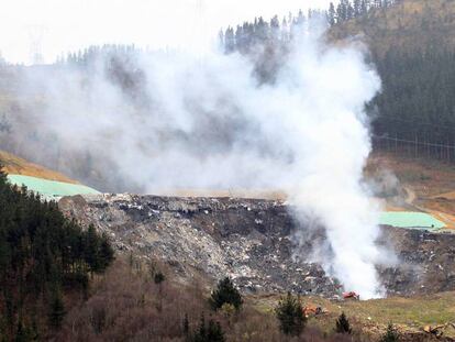 Incendio del vertedero de Zaldibar el domingo. En vídeo, resumen de la crisis del vertedero.