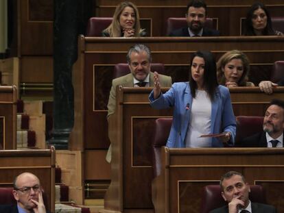 Arrimadas en la sesión del control, en el Congreso de los Diputados. En vídeo, declaraciones de Feijóo.