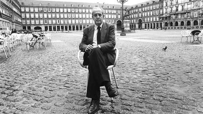 Fernando Morán, en la Plaza Mayor de Madrid en octubre de 1990. En vídeo, la trayectoria política de Fernando Morán.