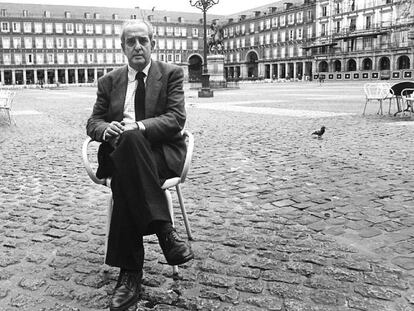 Fernando Morán, en la Plaza Mayor de Madrid en octubre de 1990. En vídeo, la trayectoria política de Fernando Morán.