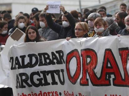 Concentración en Eibar por la situación del vertedero Zaldibar. En vídeo, resumen de la crisis.