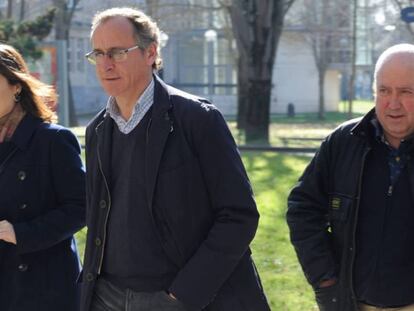 Alfonso Alonso, flanqueado por Leticia Comerón, concejal en Vitoria, y Carmelo Barrio, el portavoz parlamentario, en la capital alavesa.