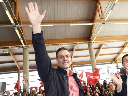 El presidente del Gobierno, Pedro Sánchez, y el candidato del Partido Socialista Gallego (PSG) a la Xunta de Galicia, Gonzalo Caballero, durante el acto de presentación de la candidatura, en Santiago de Compostela.