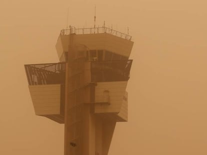 Torre de control del aeropuerto de Las Palmas. En vídeo, 150 efectivos han trabajado durante toda la noche para controlar el incendio en Tasarte.