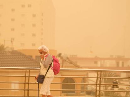 Una turista se protege de la calima el sábado con un pañuelo por las calles de Puerto del Rosario. En vídeo, la calima dificulta aún la vida en Las Palmas.