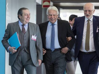 Vicente Boluda, Felipe González, Juan Roig y Ximo Puig, este lunes en la Fundación Edem de Valencia. En vídeo, declaraciones de Felipe González.