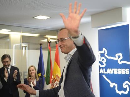 Alfonso Alonso, durante la rueda de prensa que ha ofrecido este lunes en Vitoria en donde ha anunciado su dimisión como presidente del PP vasco. En vídeo, el anuncio de su dimisión como presidente del partido en el País Vasco.