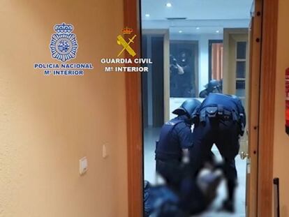 Momento en el que la Policía detiene a uno de los miembros de la organización en Alicante. En vídeo, desarticulada una organización criminal dedicada al tráfico de drogas y al blanqueo de capitales.