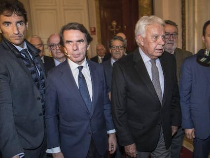 José María Aznar, segundo por la izquierda, y Felipe González, este jueves en el Congreso. En vídeo, sus declaraciones.