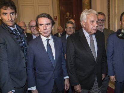 José María Aznar, segundo por la izquierda, y Felipe González, este jueves en el Congreso. En vídeo, sus declaraciones.