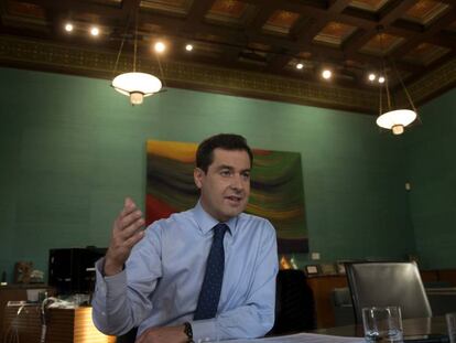 El presidente de la Junta de Andalucía, Juan Manuel Moreno, durante la entrevista en el palacio de San Telmo. En vídeo, su entrevista con EL PAÍS.