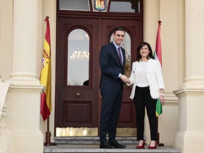 Pedro Sánchez junto a la presidenta de La Rioja, Concha Andreu, este viernes en Logroño. En vídeo, declaraciones de Teresa Ribera sobre las medidas contra la despoblación, este viernes, en La Rioja.