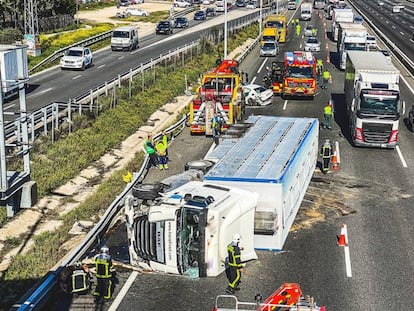 Un camión volcado en la A-6 tras un accidente, el pasado febrero.