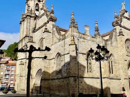 Iglesia de San Severino, en Balmaseda. En vídeo, la ertzaintza amonesta al párroco de Balmaseda.