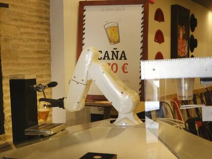 Un cliente pide una caña al camarero robotizado de Macco, en La Gitana Loca, en Sevilla.