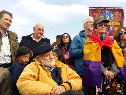 En la foto, Pablo de Azcárate en un homenaje en 2017. En el vídeo, el documental sobre su vida que se estrena este martes.